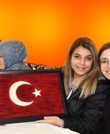 750 yıllık derslikte keçeden Türk bayrağı üretiyorlar
