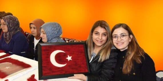 750 yıllık derslikte keçeden Türk bayrağı üretiyorlar