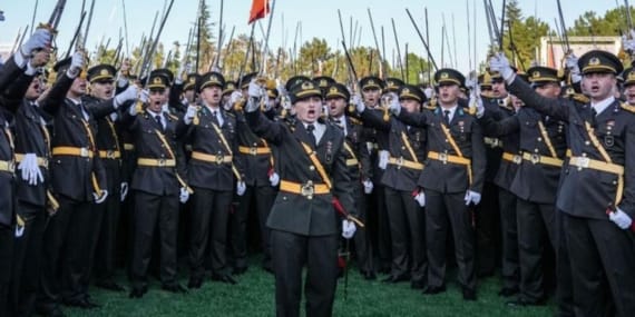 5 teğmen ve 3 amir TSK'den ihraç edildi!