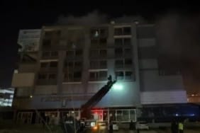 Denizli'de 7 katlı binada yangın! Mahsur kalan telefon ışığıyla yardım istedi