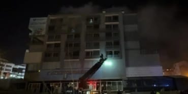 Denizli'de 7 katlı binada yangın! Mahsur kalan telefon ışığıyla yardım istedi