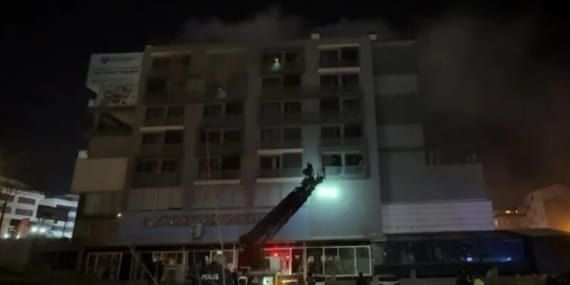 Denizli'de 7 katlı binada yangın! Mahsur kalan telefon ışığıyla yardım istedi