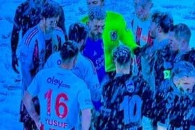 İstanbul’daki maça kar yağışı damga vurdu! Maç durdu, gol sesi çıkmadı