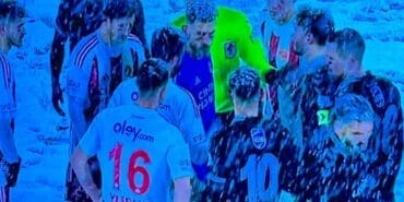 İstanbul’daki maça kar yağışı damga vurdu! Maç durdu, gol sesi çıkmadı