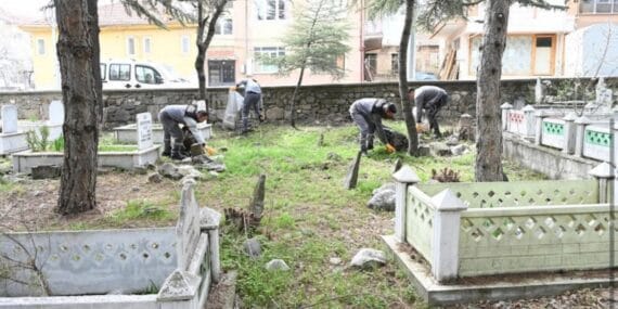 Isparta’da mezarlıklarda bayram temizliği