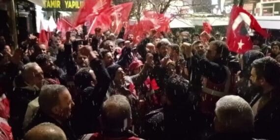 Kars Kalesi'ne İmamoğlu posteri asmak isteyen gençler gözaltına alındı
