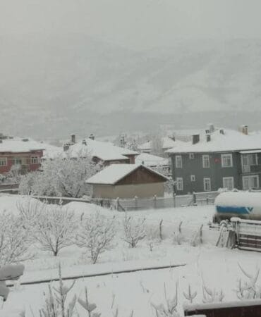 Şarkikaraağaç bahara giderken kar yağdı