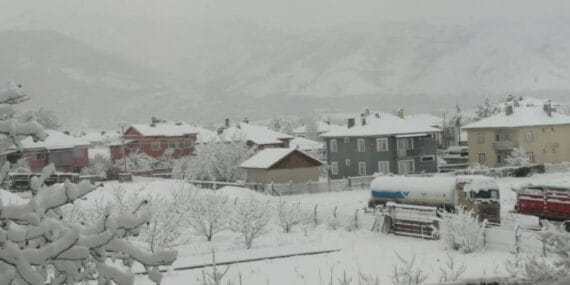 Şarkikaraağaç bahara giderken kar yağdı