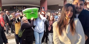 2 ay önce evlendiği erkek tarafından katledilen Sevcan'ın tabutunu kadınlar taşıdı