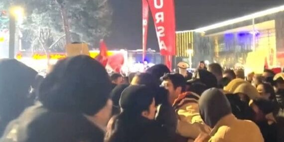 Bursa’da binlerce kişi polis barikatını aşarak yürüdü