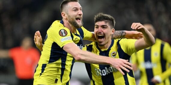 Fenerbahçe'de devler onun peşinde! Taraftar doyamadan takımdan ayrılabilir