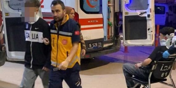 Yolda yürürken 'yan baktın' diye iki çocuk darbedildi