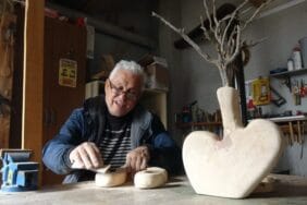 Köy evini sanat galerisine dönüştürdü