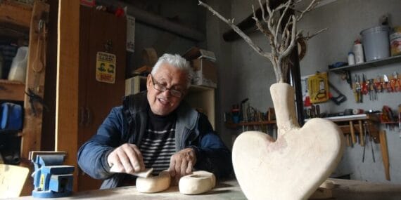 Köy evini sanat galerisine dönüştürdü