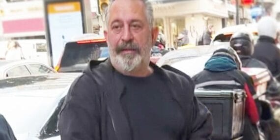 Cem Yılmaz dilencinin bedduasını aldı