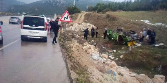 Eğirdir’de kontrolden çıkan otomobil takla attı: 3 yaralı