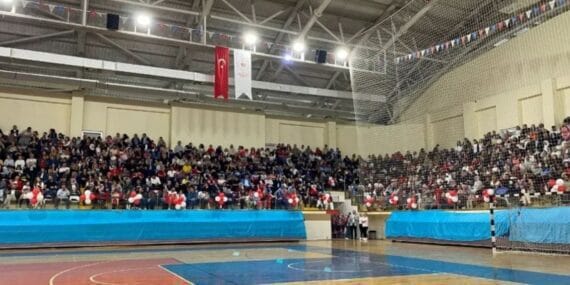 Isparta'da spor salonu yetmiyor, vatandaşlar stadyum istiyor