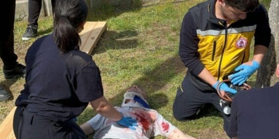 Paramedik öğrencileri, dakikalarla yarıştı