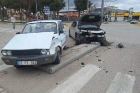 Isparta'da İki Otomobil Çarpıştı