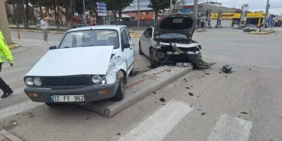 Isparta'da İki Otomobil Çarpıştı