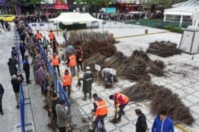 Isparta Belediyesi fidan dağıtımına devam ediyor