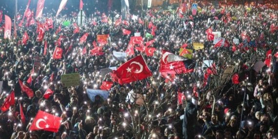 Çarpıcı anket! İşte AKP ve MHP seçmeninin protestolara bakış açışı