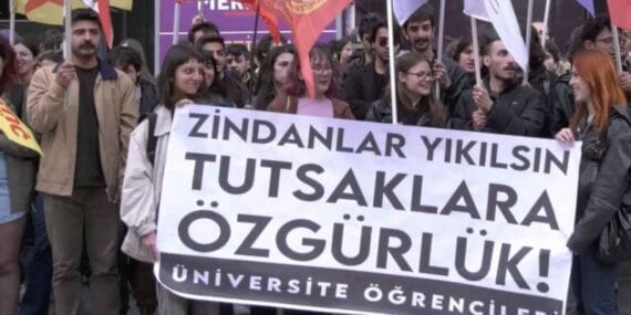 Ankara'da öğrenciler tutuklu arkadaşları için sokağa çıktı