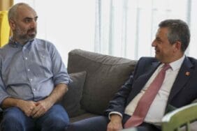 Özgür Özel ev hapsindeki gazeteci İsmail Saymaz'ı ziyaret etti