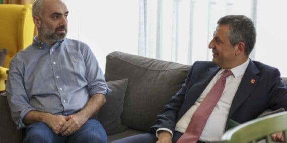 Özgür Özel ev hapsindeki gazeteci İsmail Saymaz'ı ziyaret etti