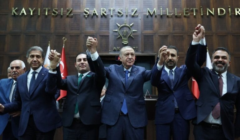 Milletvekili Ekici ve 4 Belediye Başkanı AK Parti’ye katıldı