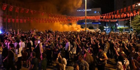 Isparta Belediyesi şampiyonluk maçı için dev ekran kurdu