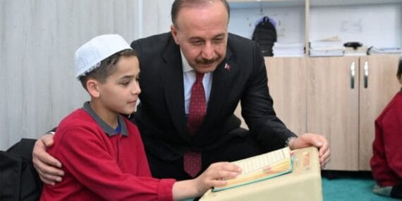 Vali Erin, Kur'an öğrenen öğrencilerle bir araya geldi