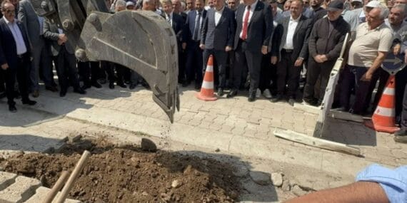 Eğirdir Pınar Pazarı’na doğalgaz için kazma vuruldu