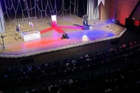 Shakespeare festivalinde kumaşlar dans etti, tiyatro sahneyle buluştu