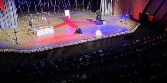 Shakespeare festivalinde kumaşlar dans etti, tiyatro sahneyle buluştu