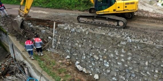 Çamaş’ta güvenli yol inşası sürüyor