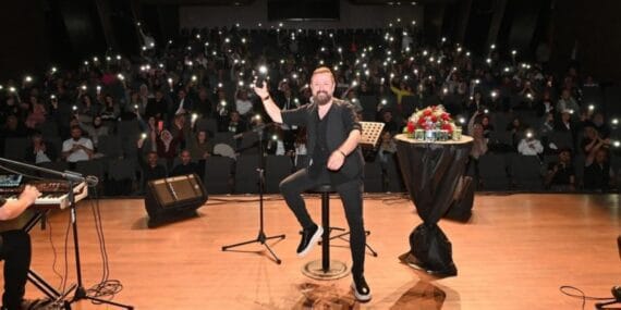 Talha Bora Öge ve orkestrası ile şiir ve türkü şöleni yaşandı