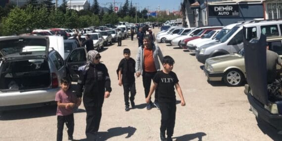 Isparta araba pazarı tıklım tıklım: Her hafta yoğun ilgi görüyor