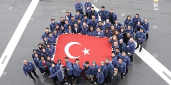 Gençler, TCG Anadolu ile Samsun'a doğru tarihi yolculuk yapıyor