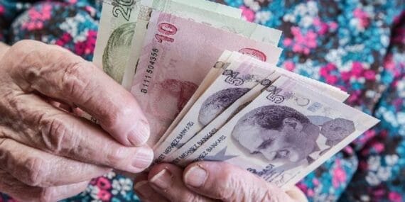 AKP'liler emekli maaşını yeterli gördü! Yasa teklifi Meclis'ten geri döndü