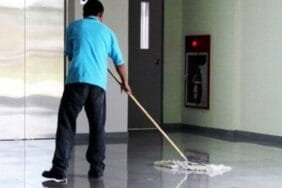 Temizlik görevlisi ilanı için binlerce üniversiteli sıraya girdi