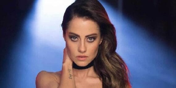 Derya Uluğ'un korku dolu anları! Takıntılı hayranı konseri en önden izledi