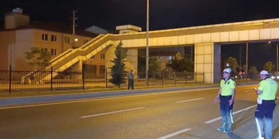 Üst geçidi kullanmak yerine yoldan karşıya geçti, otobüs çarptı