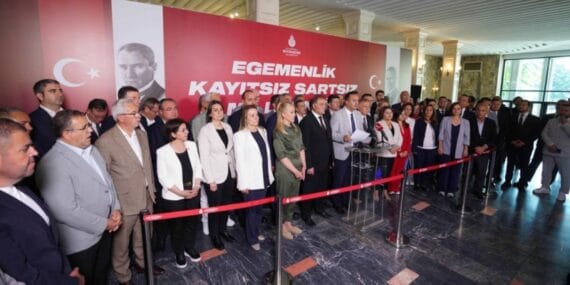 Baskılara karşı ayaktayız