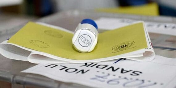 AK Parti'nin Isparta'da oyları eridikçe eriyor