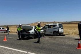 İki araç kafa kafaya çarpıştı! 4 ölü