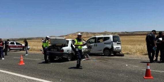 İki araç kafa kafaya çarpıştı! 4 ölü