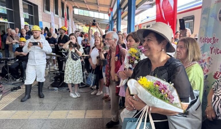 Turistik Karaelmas Ekspresi Zonguldak’ta törenle karşılandı