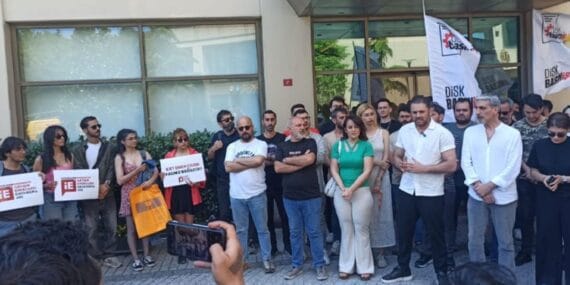 İş bırakan KRT çalışanları kanalın önünde taleplerini sıraladı