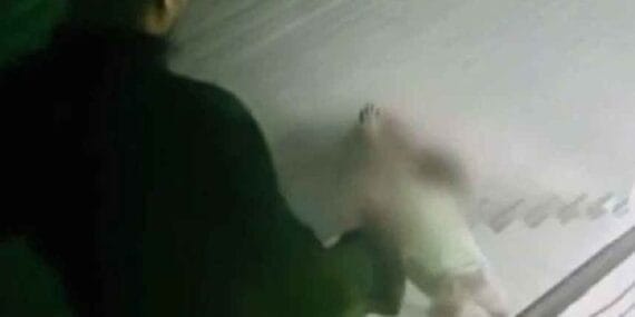 3 yaşındaki çocuğu tekmeyle yuvarlayan baba suç makinesi çıktı! Savunması pes dedirtti